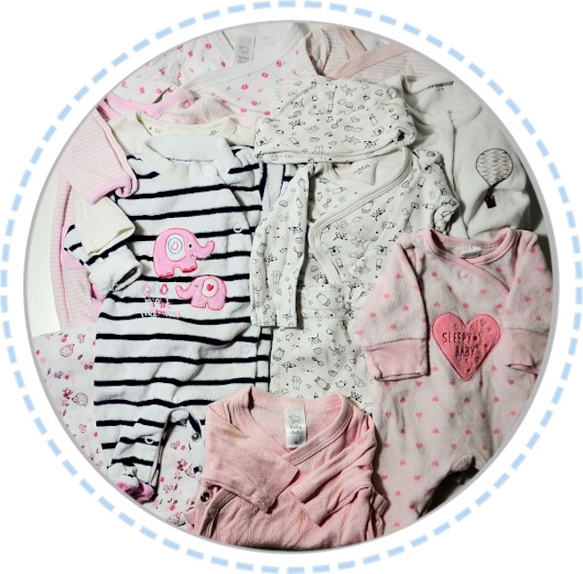 Kleidung vorher Erinnerungskissen aus Babysachen weiß rosa